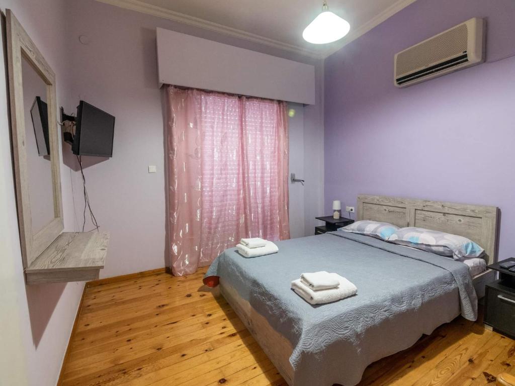 a bedroom with a bed with two towels on it at Mitropoli's Home in Leonidion