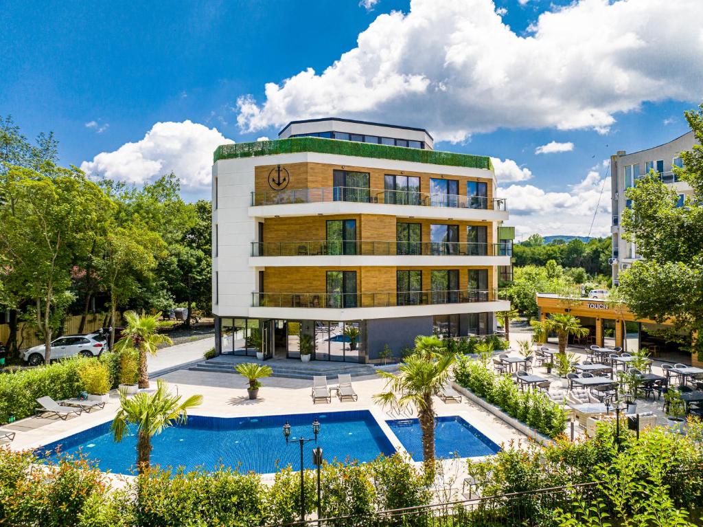 un edificio con piscina e un resort di Touch Hotel a Lozenets