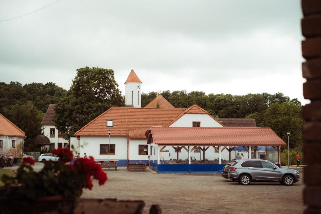 een gebouw waar een auto voor geparkeerd staat bij Čechův dvůr in Louka