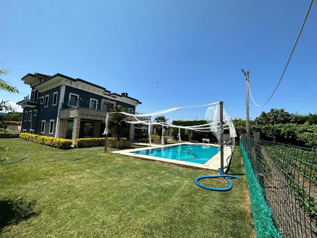 a swimming pool in a yard next to a house at TURAN VİLLA in Arnavutköy