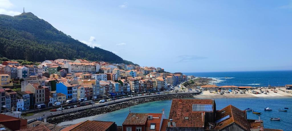 een uitzicht op een kuststad met een strand bij La casa del muro con vistas al mar in A Guarda