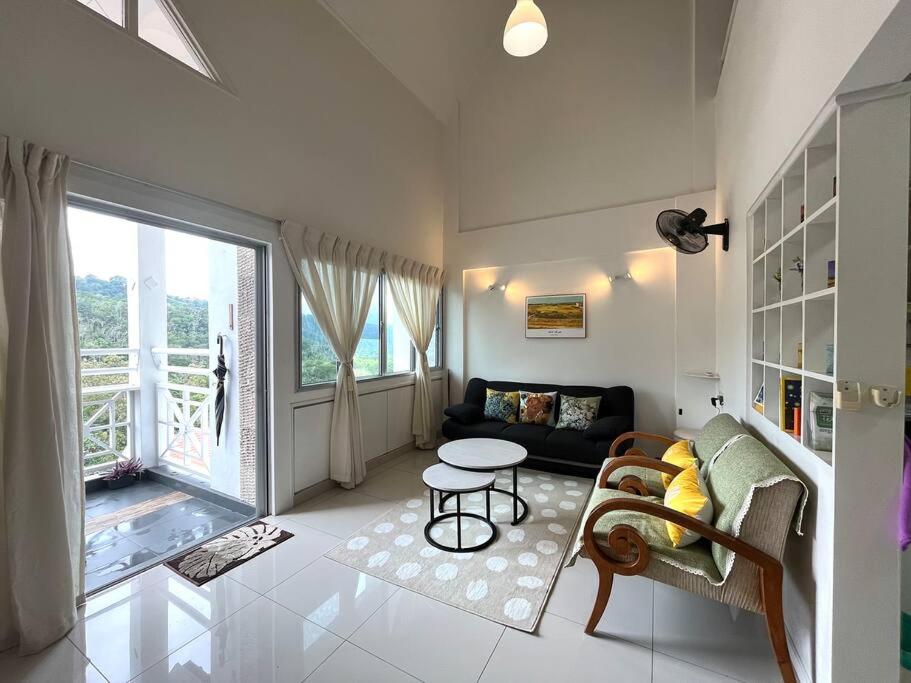 - un salon avec un canapé et une table dans l'établissement The Van Gogh Loft 梵高小栈 at Selesa Hillhomes, à Bukittinggi
