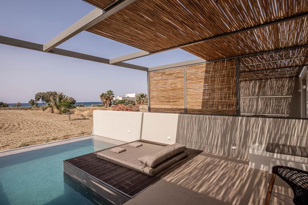 Bazén v ubytování Yenesis Seaside Retreat - Adults only nebo v jeho okolí