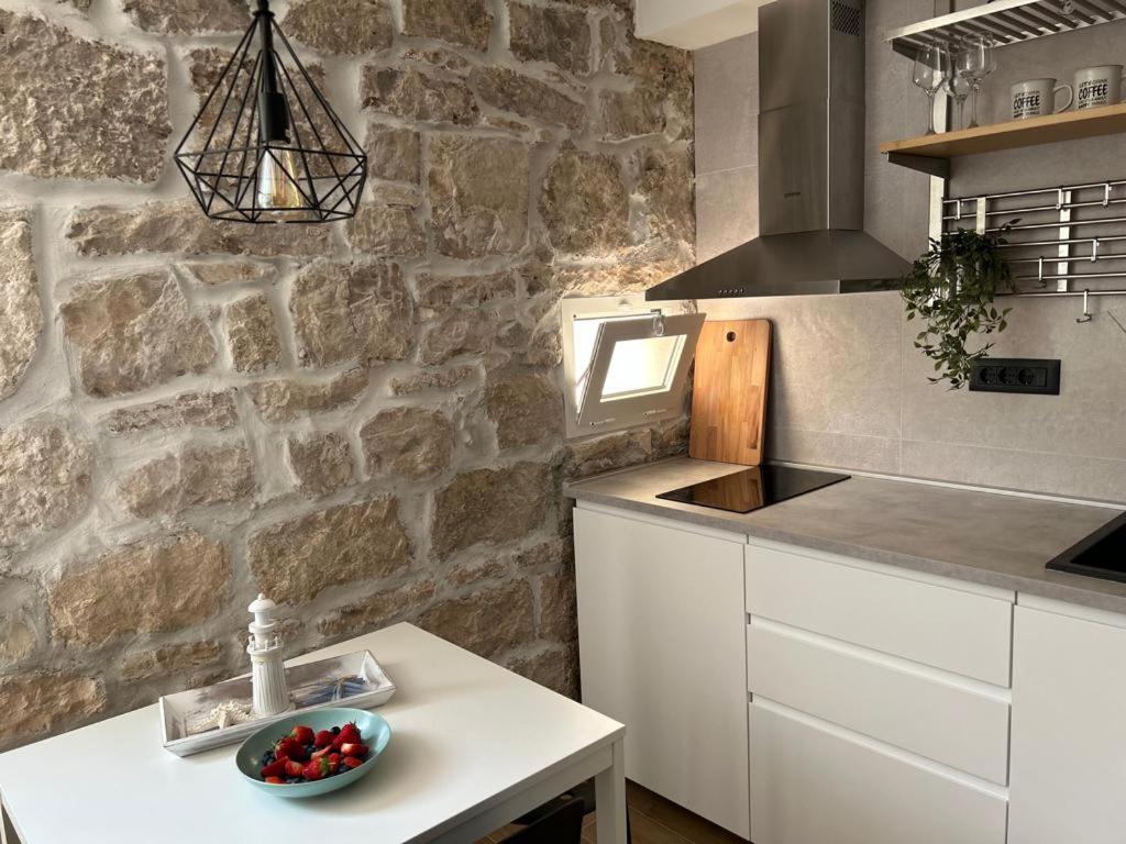 Kuchyň nebo kuchyňský kout v ubytování Studio Apartments Leut & Lanterna