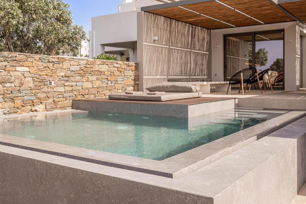 - une piscine en face d'une maison dans l'établissement Yenesis Seaside Retreat - Adults only, à Tinos