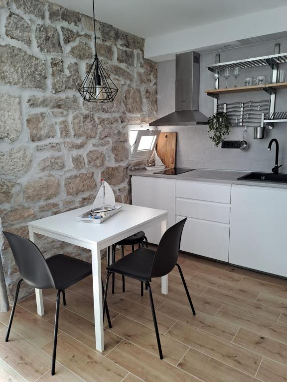 Kuchyň nebo kuchyňský kout v ubytování Studio Apartments Leut & Lanterna