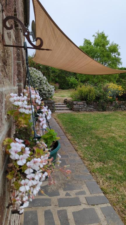 Garden sa labas ng La Balnière Normande