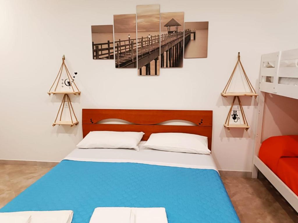 una camera da letto con un grande letto con una coperta blu di B&B il MENHIR a Lequile