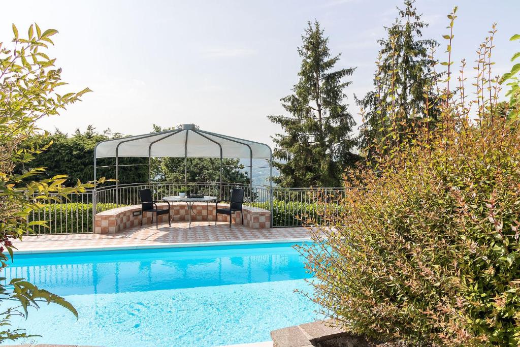 uma piscina com um gazebo num quintal em Villa Montagne & Lago by Garda FeWo em Villanuova sul clisi