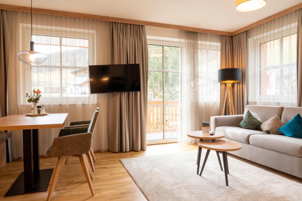 Televízia a/alebo spoločenská miestnosť v ubytovaní Bauernhofhotel "die Unterbergerin" - Zimmer mit Frühstück und Ferienwohnungen in Gastein mit GRATIS Thermeneintritt