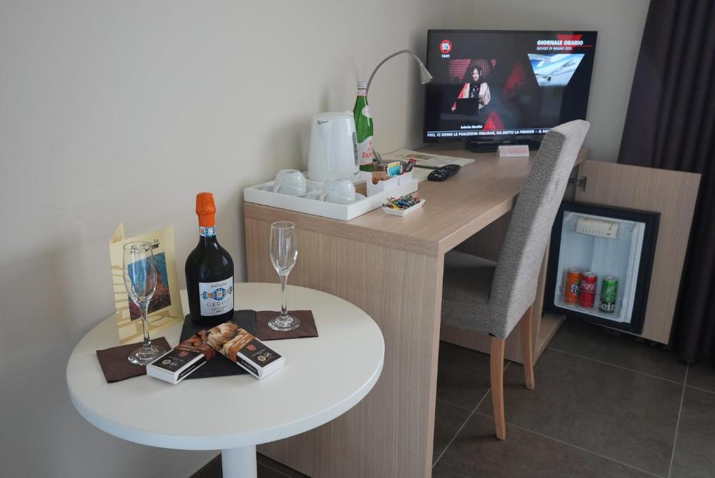 Televiisor ja/või meelelahutuskeskus majutusasutuses Hotel Torre Del Sud