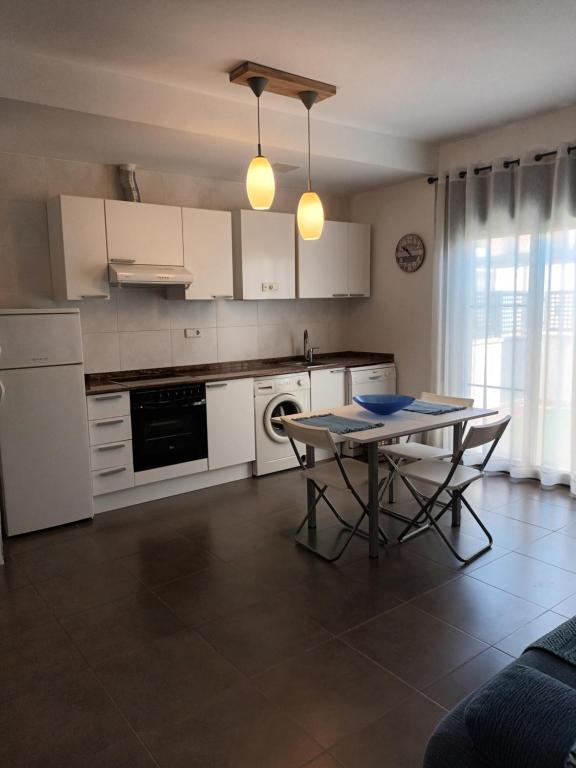 Kuchyň nebo kuchyňský kout v ubytování Gran terraza con piscina