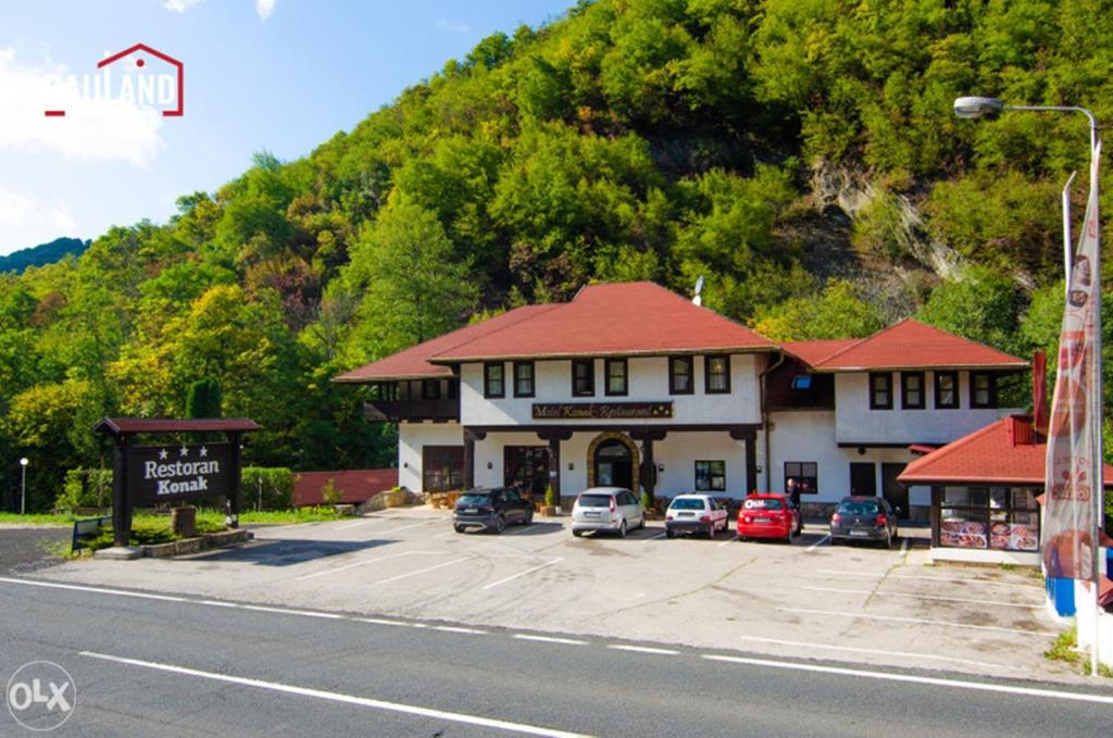un edificio con coches estacionados en un estacionamiento en Motel Konak en Sarajevo