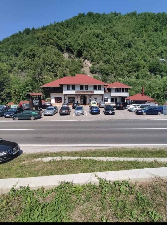 Nespecifikovaný výhled na hory nebo výhled na hory při pohledu z penzionu