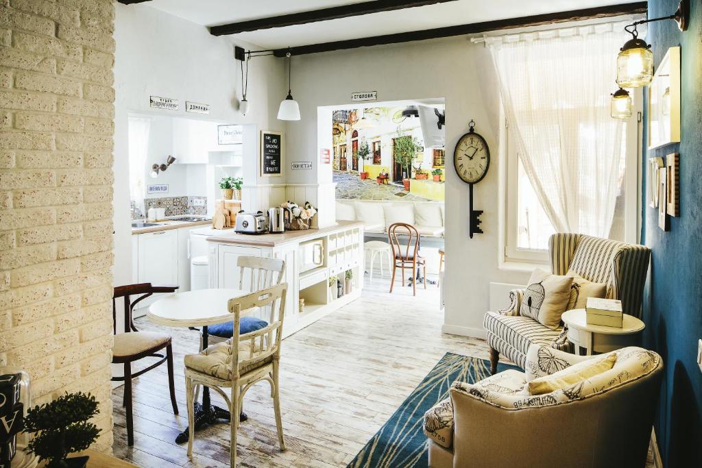 Il comprend une cuisine et un salon avec une table et des chaises. dans l'établissement 5 Vintage Guest House, à Sofia