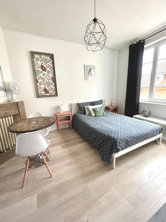 une chambre avec un lit et une table dans l'établissement Élégant studio rénové, à Boulogne-sur-Mer