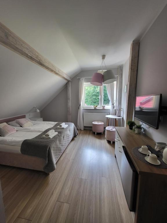 Postel nebo postele na pokoji v ubytování Apartamenty Willove Wzgórze