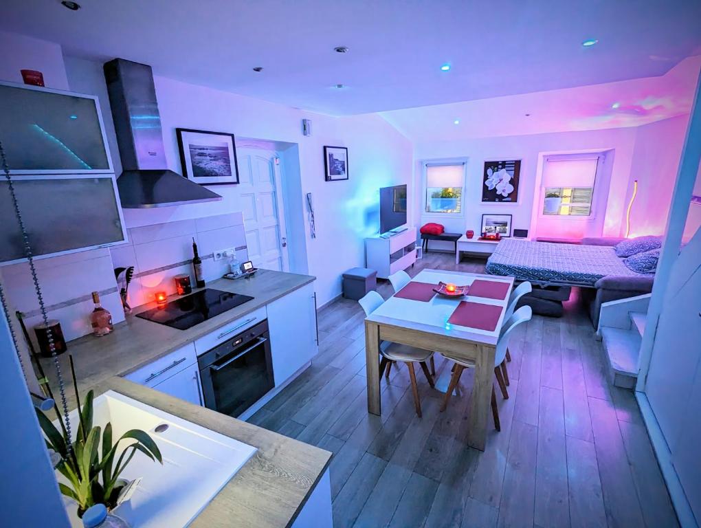 Televízia a/alebo spoločenská miestnosť v ubytovaní Cannes Croisette Suquet Duplex 4 P