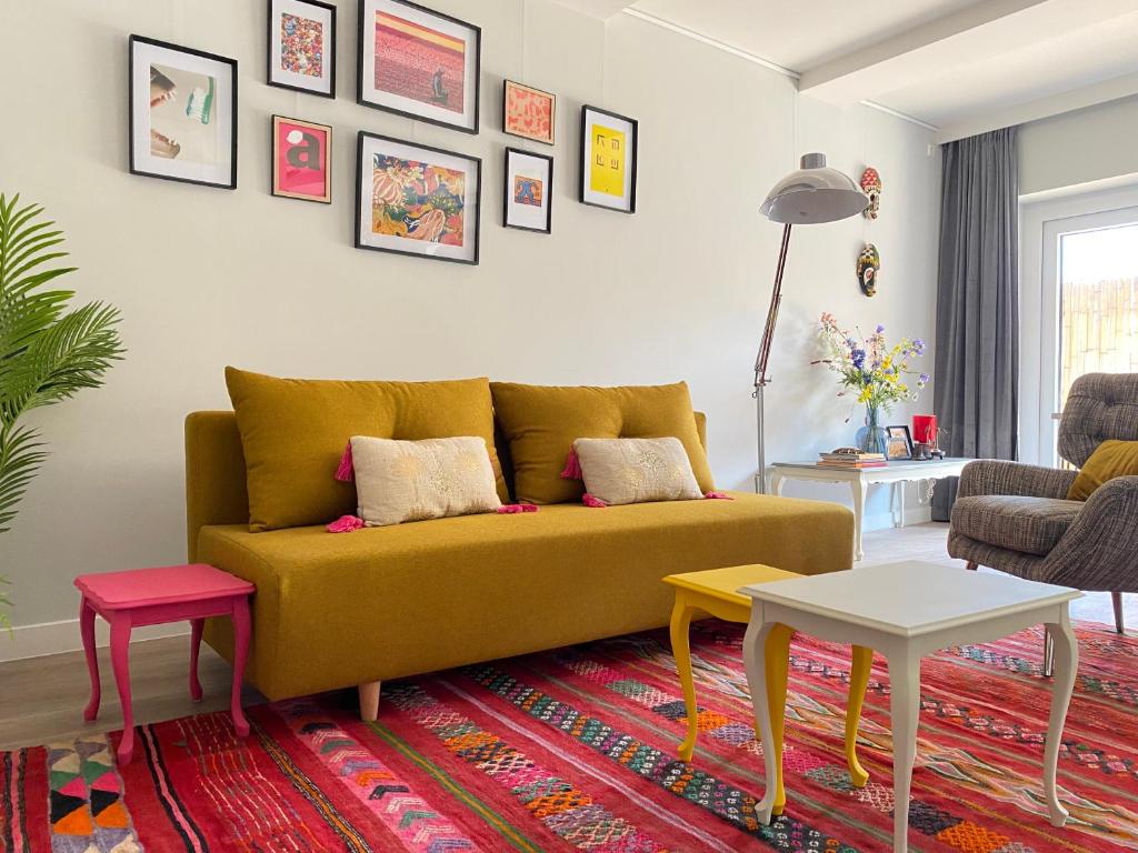 ein Wohnzimmer mit einem gelben Sofa und einem Tisch in der Unterkunft Suite Spot Houten in Houten