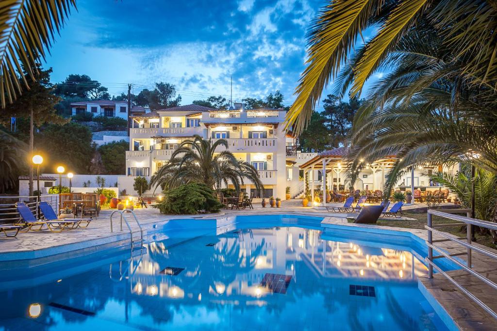 ein Hotel mit einem Pool vor einem Gebäude in der Unterkunft Stafylos Suites & Boutique hotel in Stafylos