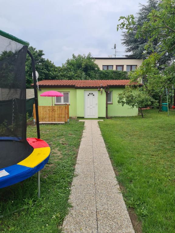 um quintal com uma casa e um parque infantil em Small-comfy Guest House in Donaustadt garden - Not SHARED! em Viena