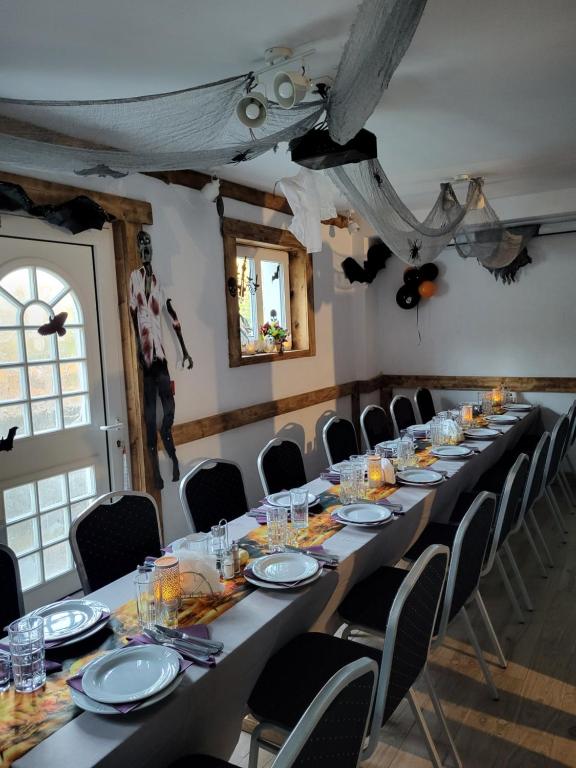 Reštaurácia alebo iné gastronomické zariadenie v ubytovaní Villa Fortuna