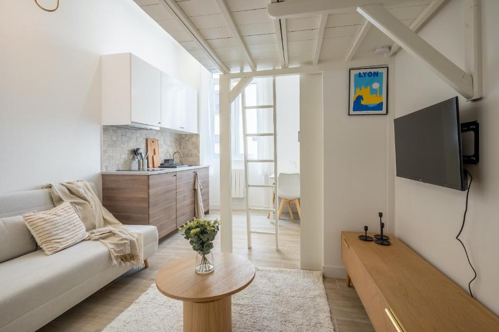 un salon avec un canapé et une table dans l'établissement Studio Part Dieu, à Lyon