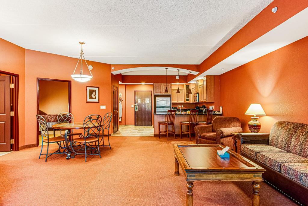 ein Wohnzimmer mit einem Sofa und einem Tisch in der Unterkunft Chula Vista Condo 2408 in Wisconsin Dells