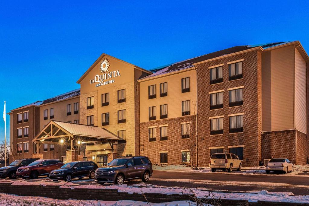 a large building with cars parked in a parking lot at La Quinta by Wyndham Sioux Falls in Sioux Falls