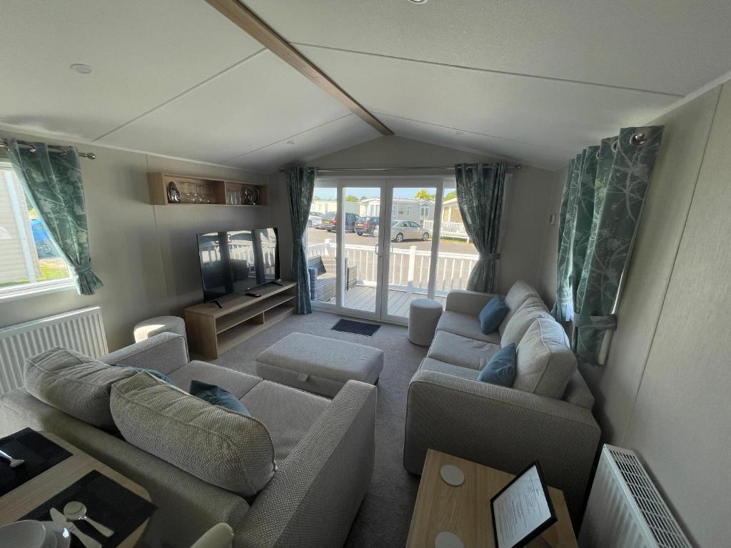 ein Wohnzimmer mit 2 Sofas und einem TV in der Unterkunft Marine Holiday Park D & S rental A in Rhyl