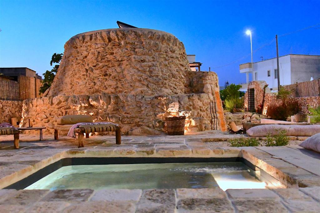 Bazén v ubytování Trullo Santovia nebo v jeho okolí
