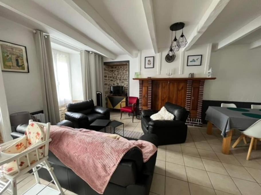 un salon avec un canapé et une table dans l'établissement Charmant gite, base idéale pour visiter la région, à Quettreville-sur-Sienne