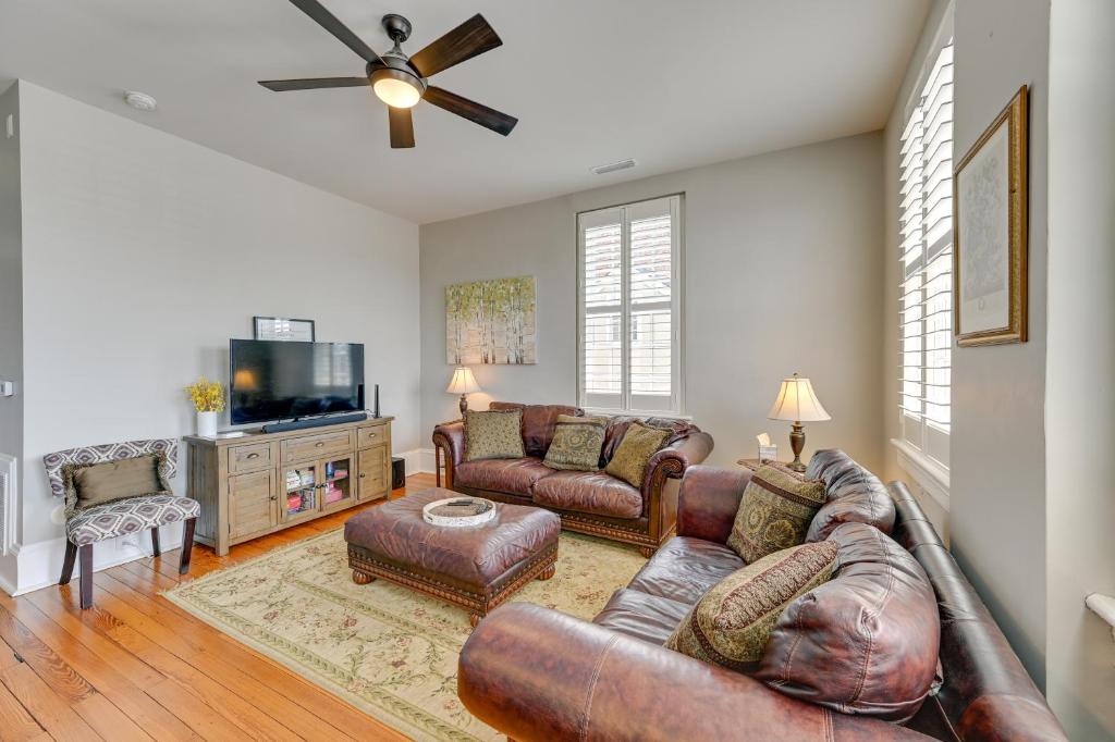 ein Wohnzimmer mit Ledermöbeln und einem Flachbild-TV in der Unterkunft Winston-Salem Vacation Rental - Walk Downtown! in Winston-Salem