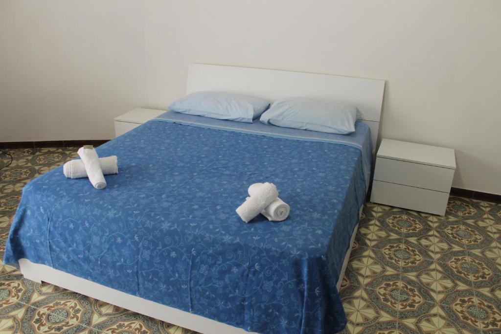 una camera da letto con un letto con due croci sopra di Lago delle Magnolie Baia Verde a Gallipoli