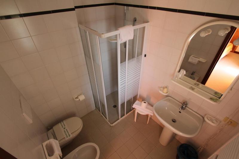 Koupelna v ubytování Hotel Montecarlo