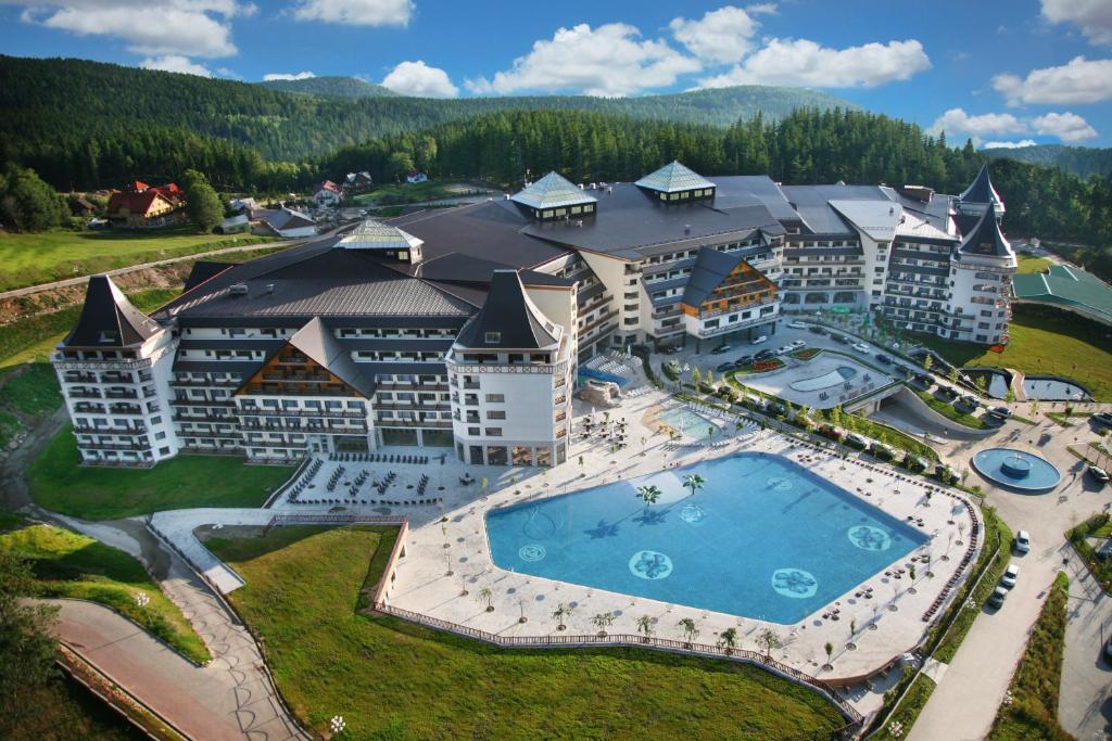 卡爾帕奇的住宿－卡爾帕奇佳樂比思琪酒店，享有带游泳池的度假村的空中景致