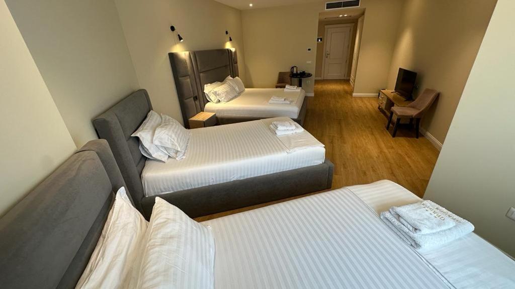 Llit o llits en una habitació de Granda Hotel