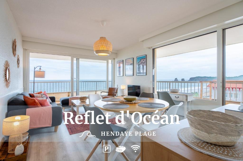 uma sala de estar com um sofá e uma mesa em Atlantic Selection - Vue panoramique sur l'océan avec Parking em Hendaye