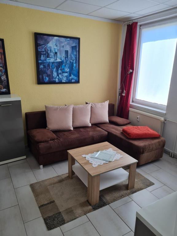un soggiorno con un divano e un tavolino da caffè di Ferienwohnung Ribnitz-Damgarten a Ribnitz-Damgarten