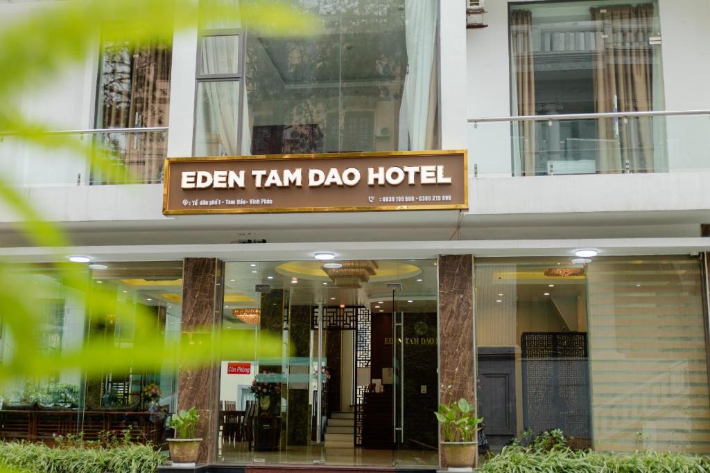 een gebouw met een bord waarop staat: Ben tangha dag hotel bij Eden Tam Dao Hotel - Lovely Hotel in Tam Dao in Tam Ðảo