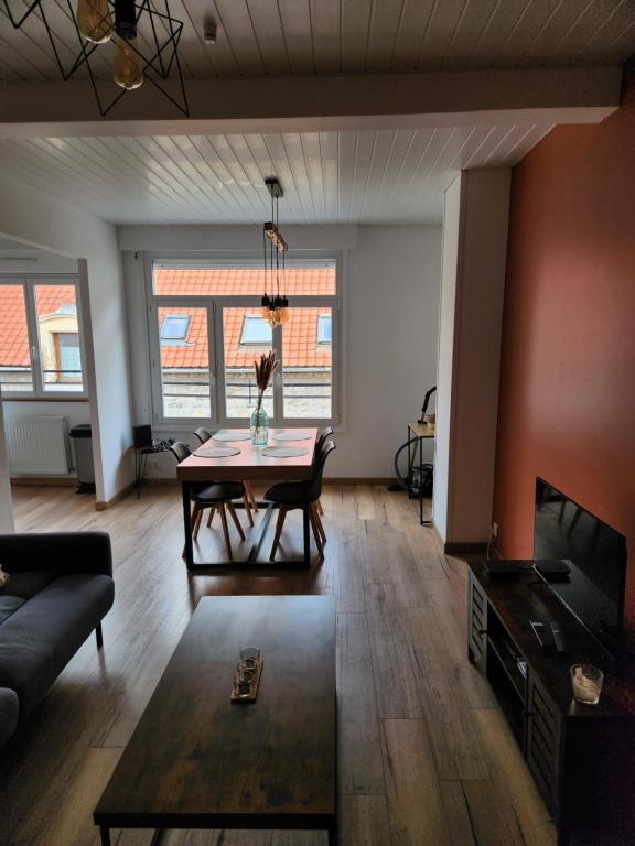 Televízia a/alebo spoločenská miestnosť v ubytovaní Appartement proche des remparts