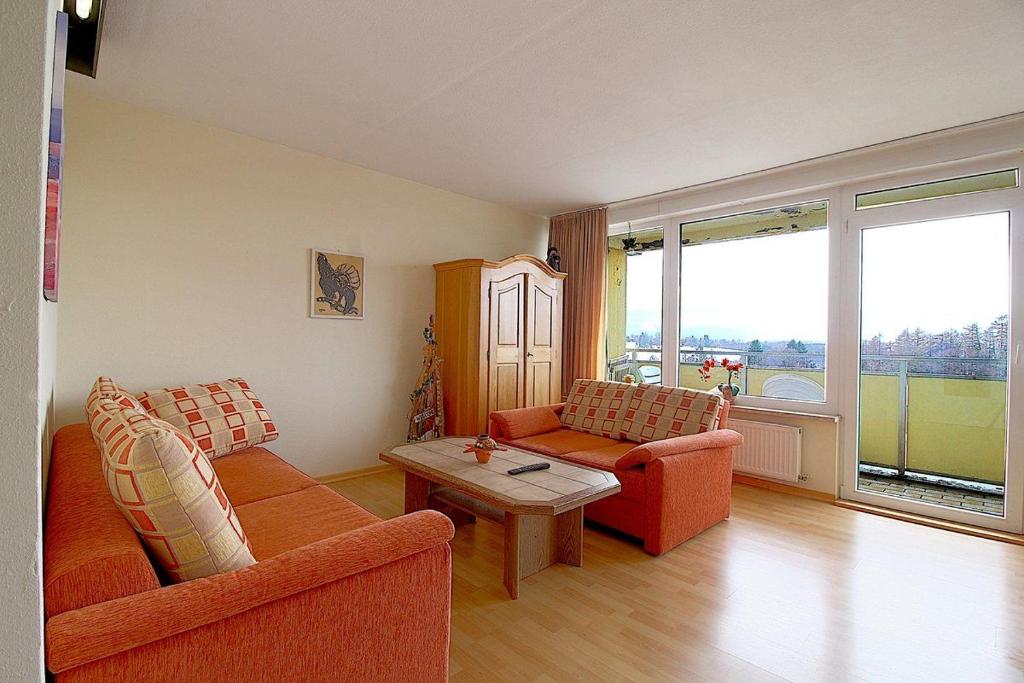 uma sala de estar com dois sofás e uma mesa em Apartment 426 em Hohegeiß