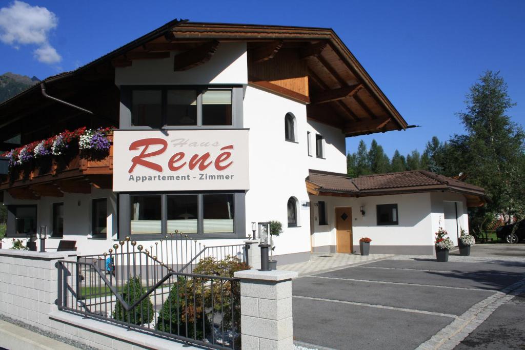 ein Gebäude mit einem Schild, das eine wiederbelebende Bewertungsklinik liest in der Unterkunft Haus Rene in Längenfeld