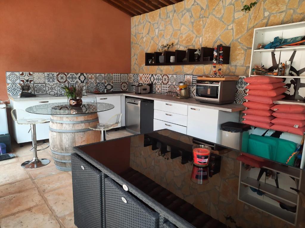 a kitchen with white cabinets and a counter top at Le petit ribbas in Le Cannet-des-Maures