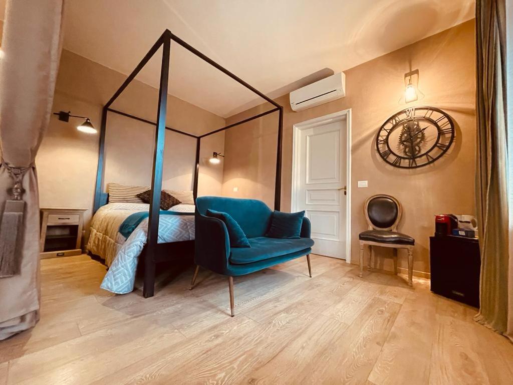 バローロにあるSuite Villa Aureljのベッドルーム1室(ベッド1台、青い椅子付)
