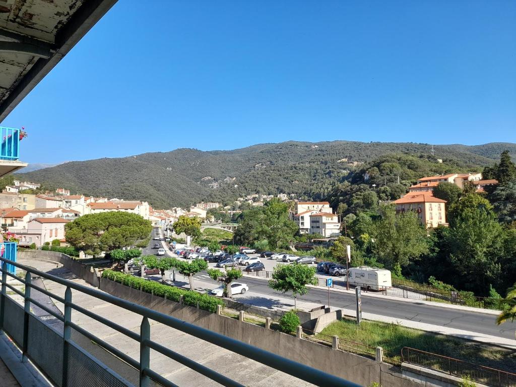 een balkon met uitzicht op de stad bij Appartement A Beholding Sight in Amélie-les-Bains-Palalda