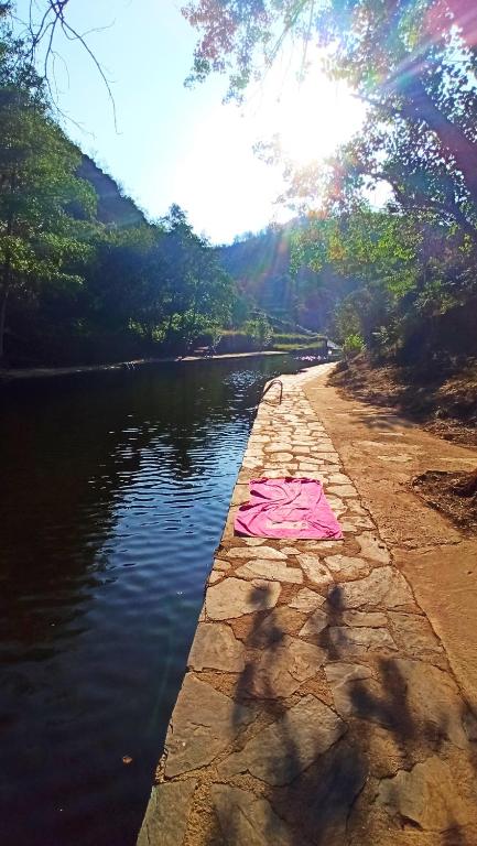 Una camisa rosa tirada al lado de un río en La Portilla de Cabezo, en Cabezo