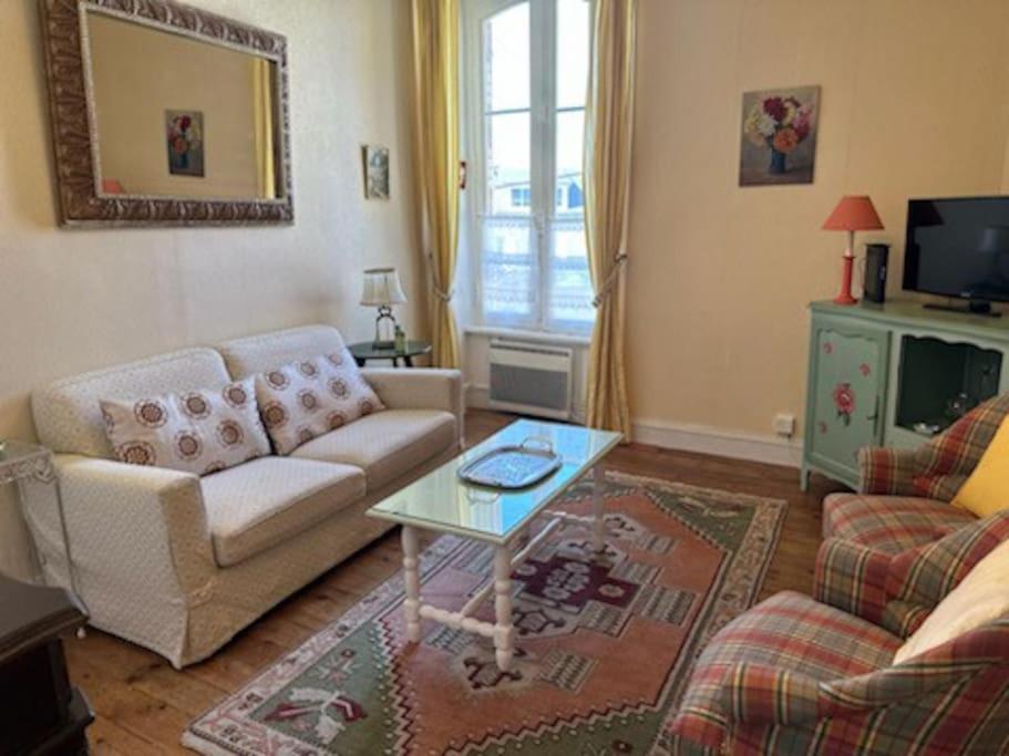 salon z kanapą i stołem w obiekcie Charmant T2 saint Enogat w mieście Dinard