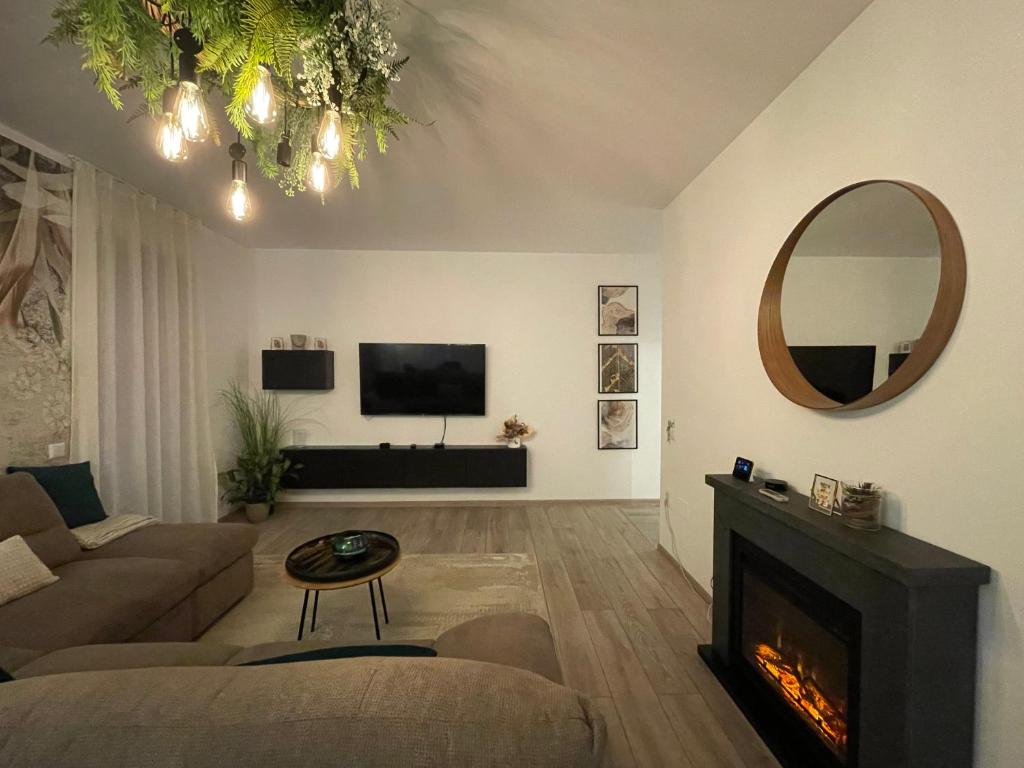 uma sala de estar com um sofá e uma lareira em Scandiland Apartment em Brasov