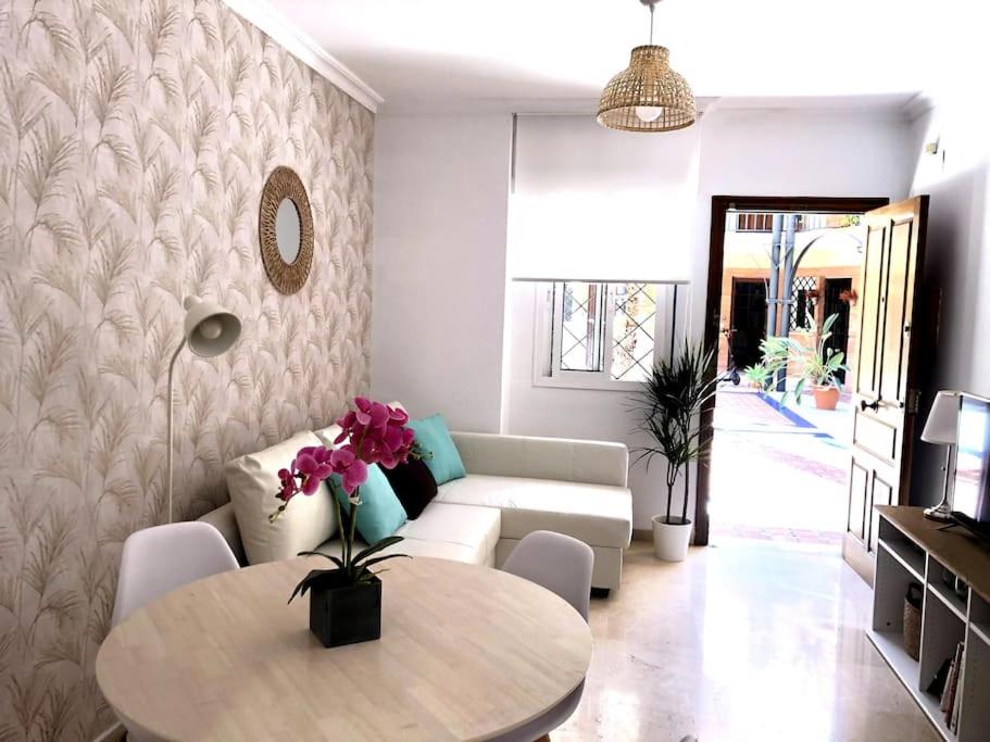 a living room with a table and a couch at En Patio sevillano Alameda-Isla Magica in Seville